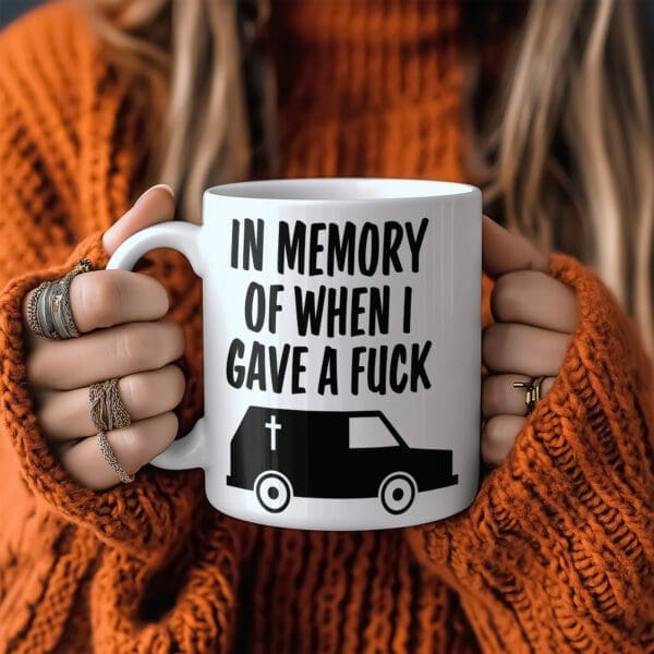 Vicces bögre humoros "In memory of when I gave a fuck" szöveggel és minimalista dizájnnal